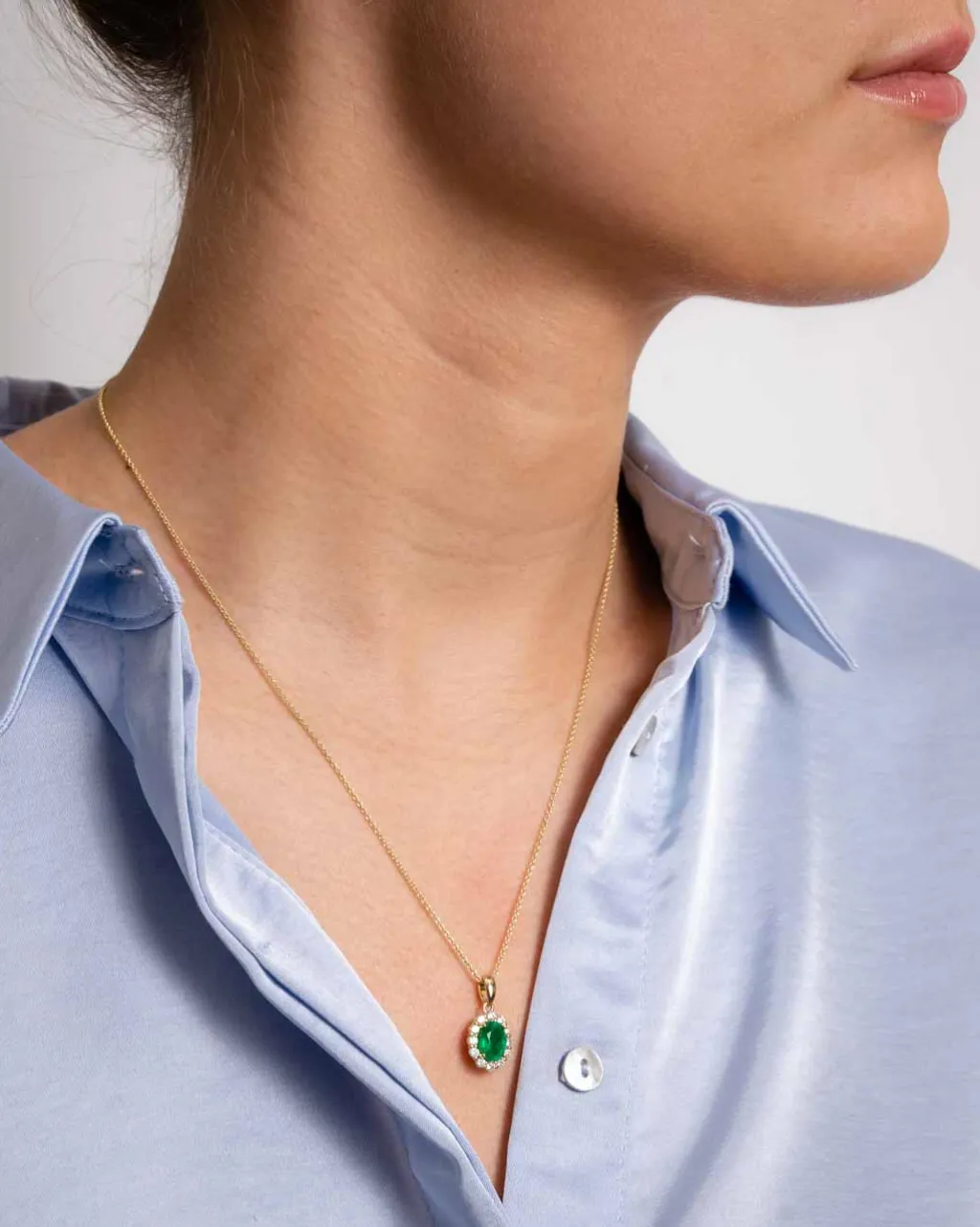 Outlet Anheng i gult gull rosett med smaragd 1,20ct Halssmykker