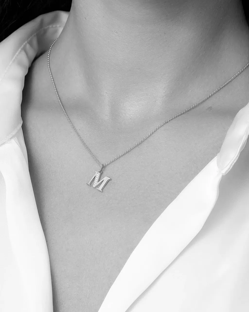 Clearance Bokstavanheng i hvitt gull med diamanter Halssmykker