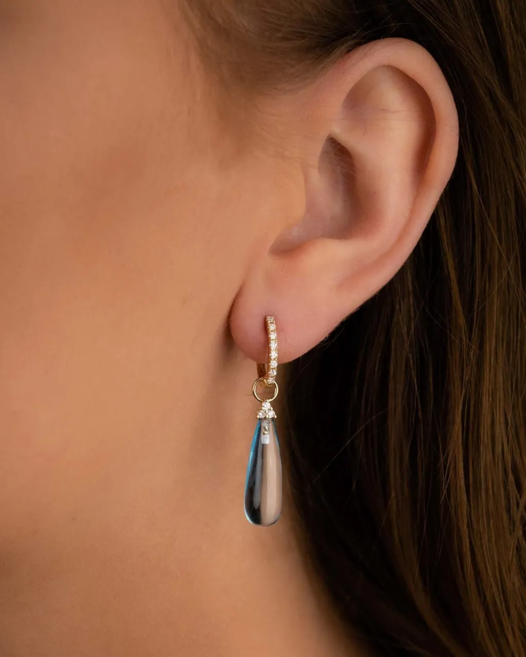New Charms i gult gull med diamanter og blå topas Ørepynt