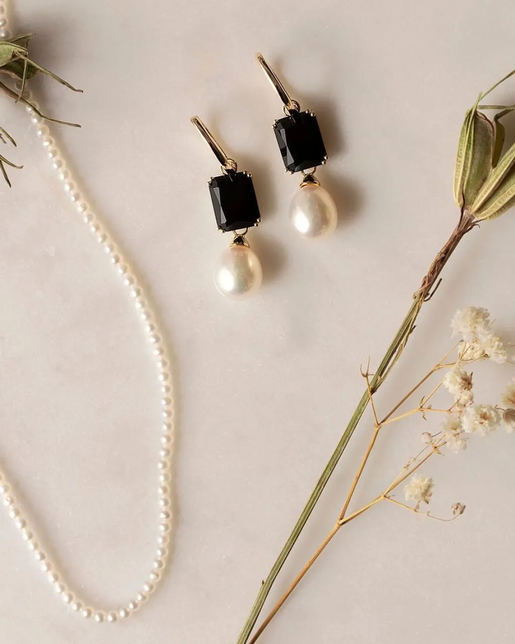 New Charms i gult gull med sort agat og perle Ørepynt