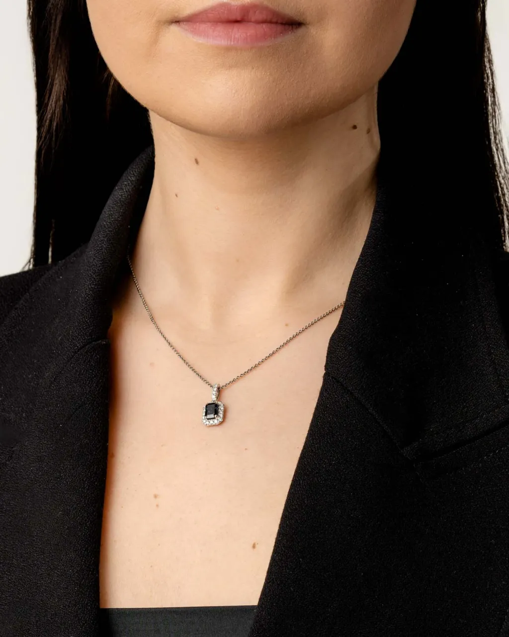 Clearance Diamantanheng i hvitt gull med safir 0,28 ct. Halssmykker