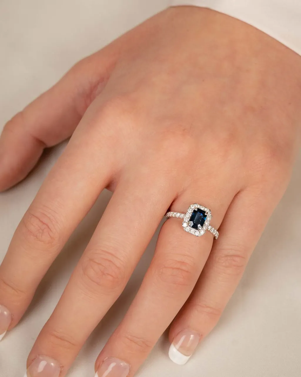 Best Diamantring i hvitt gull med safir 0,38 ct Ringer