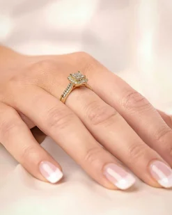 New Diamantring med princess cut og brillianter i gult gull Ringer