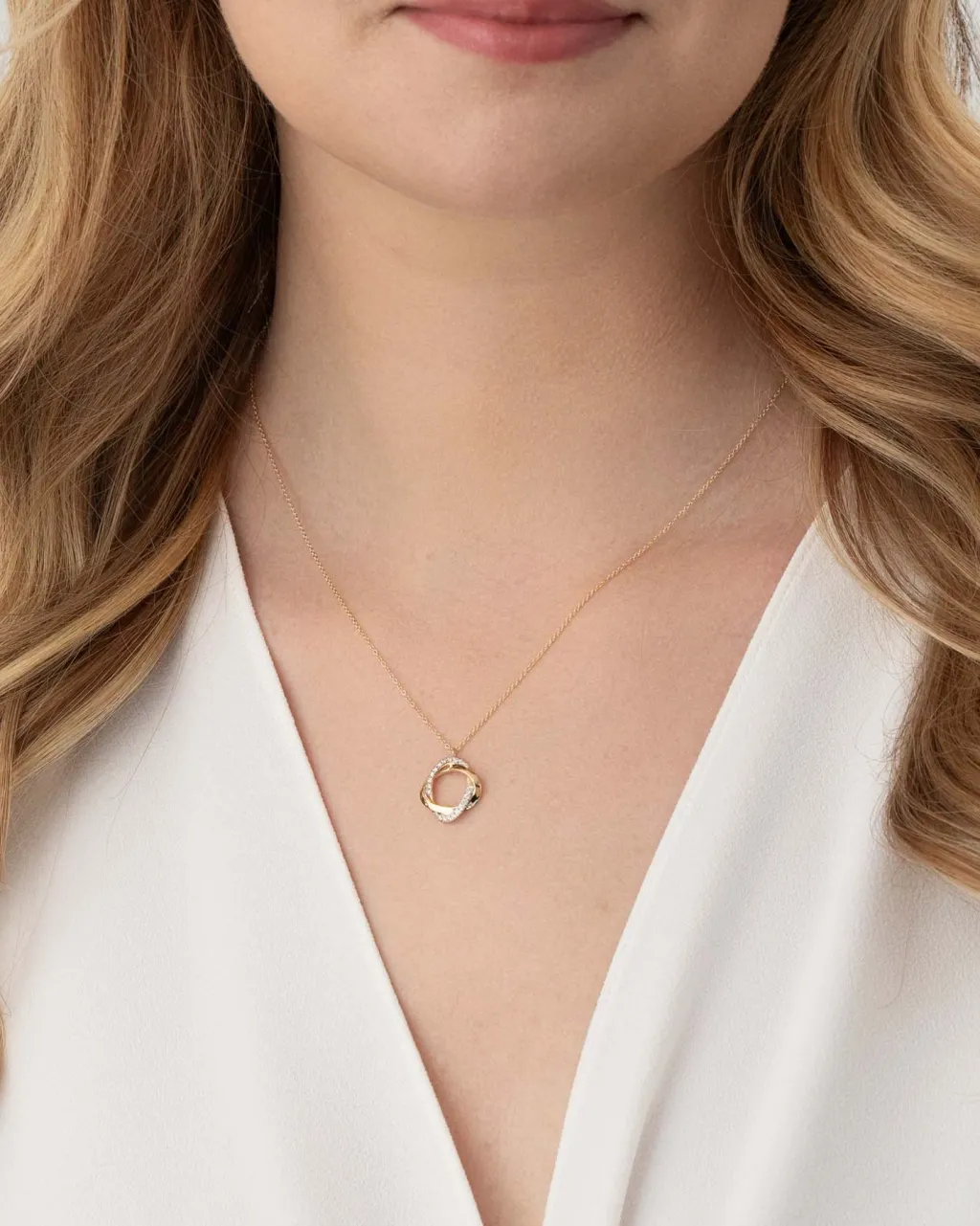 Discount Halssmykke i gult gull med anheng med diamanter 0,17 ct Halssmykker