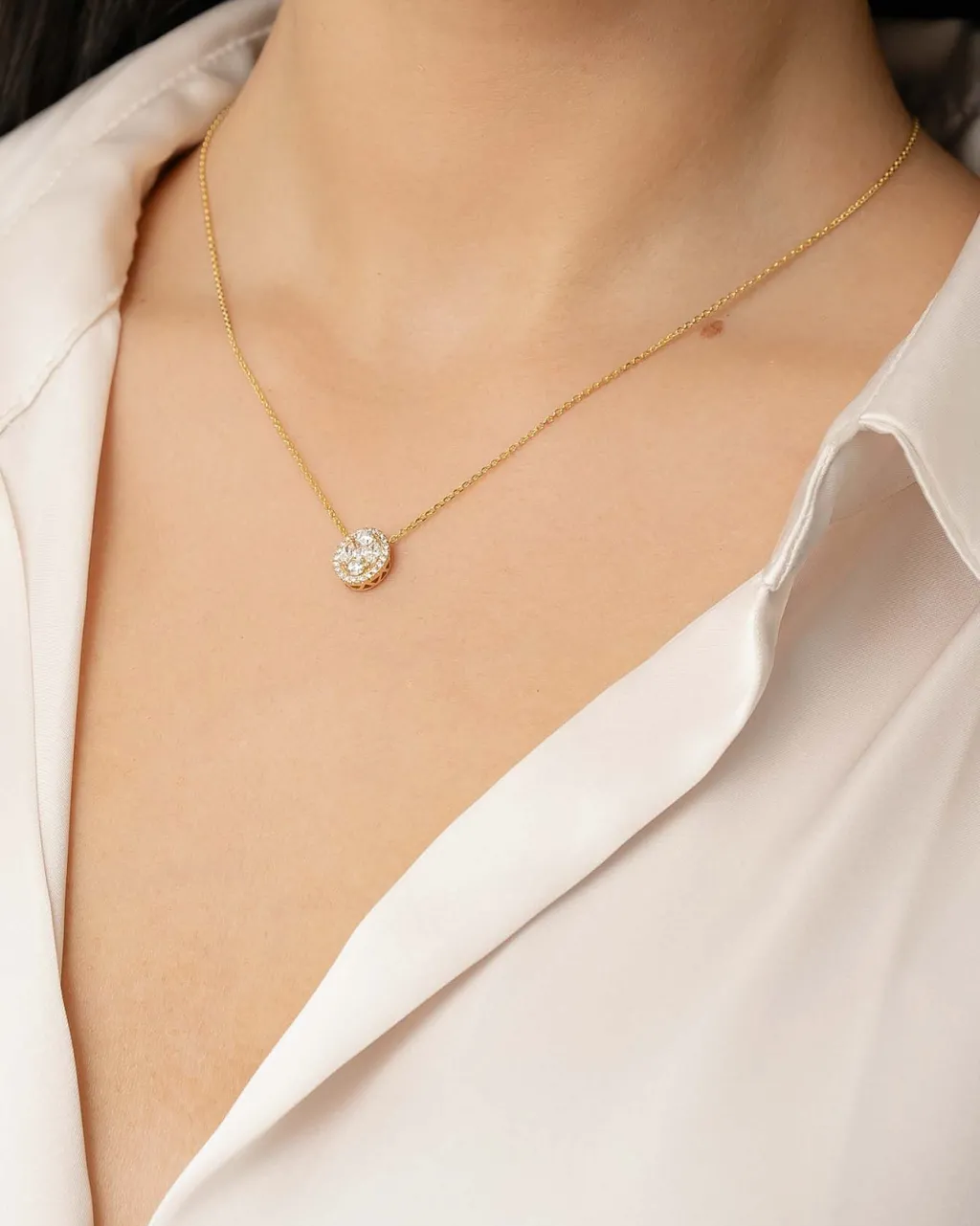 Fashion Halssmykke med diamantanheng i gult gull 0,50 ct Halssmykker