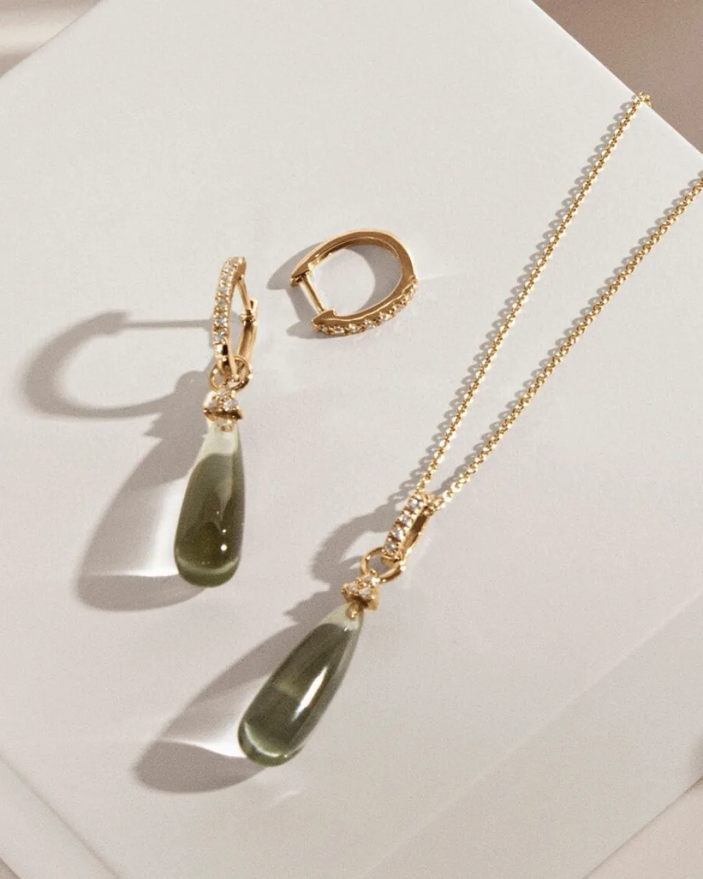 Best Joy charms i gult gull med diamanter og grønn ametyst Ørepynt