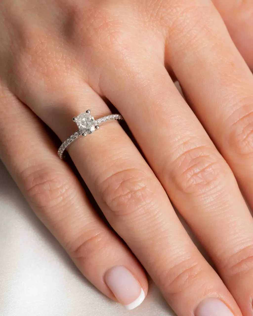Discount Ovalslipt diamantring i hvitt gull 0,88ct Ringer