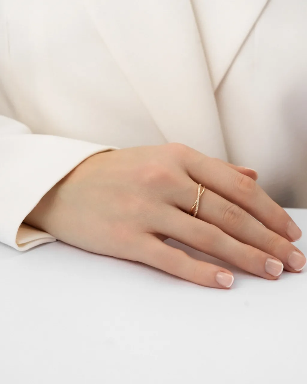 Online Ring i gult gull med kryssende bånd 0,16 ct Ringer