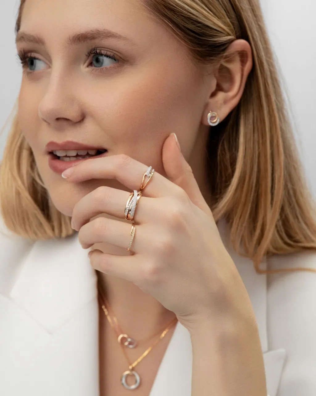 Online Ring i gult gull med kryssende bånd 0,16 ct Ringer