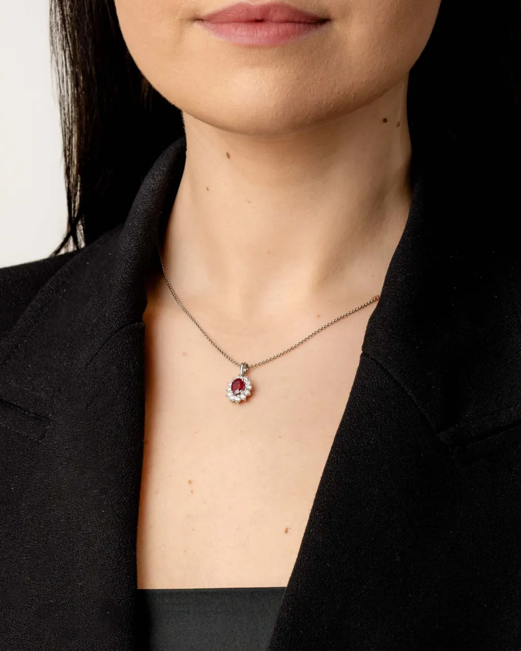 Outlet Rosettanheng i hvitt gull med rubin i 0,89 ct Halssmykker