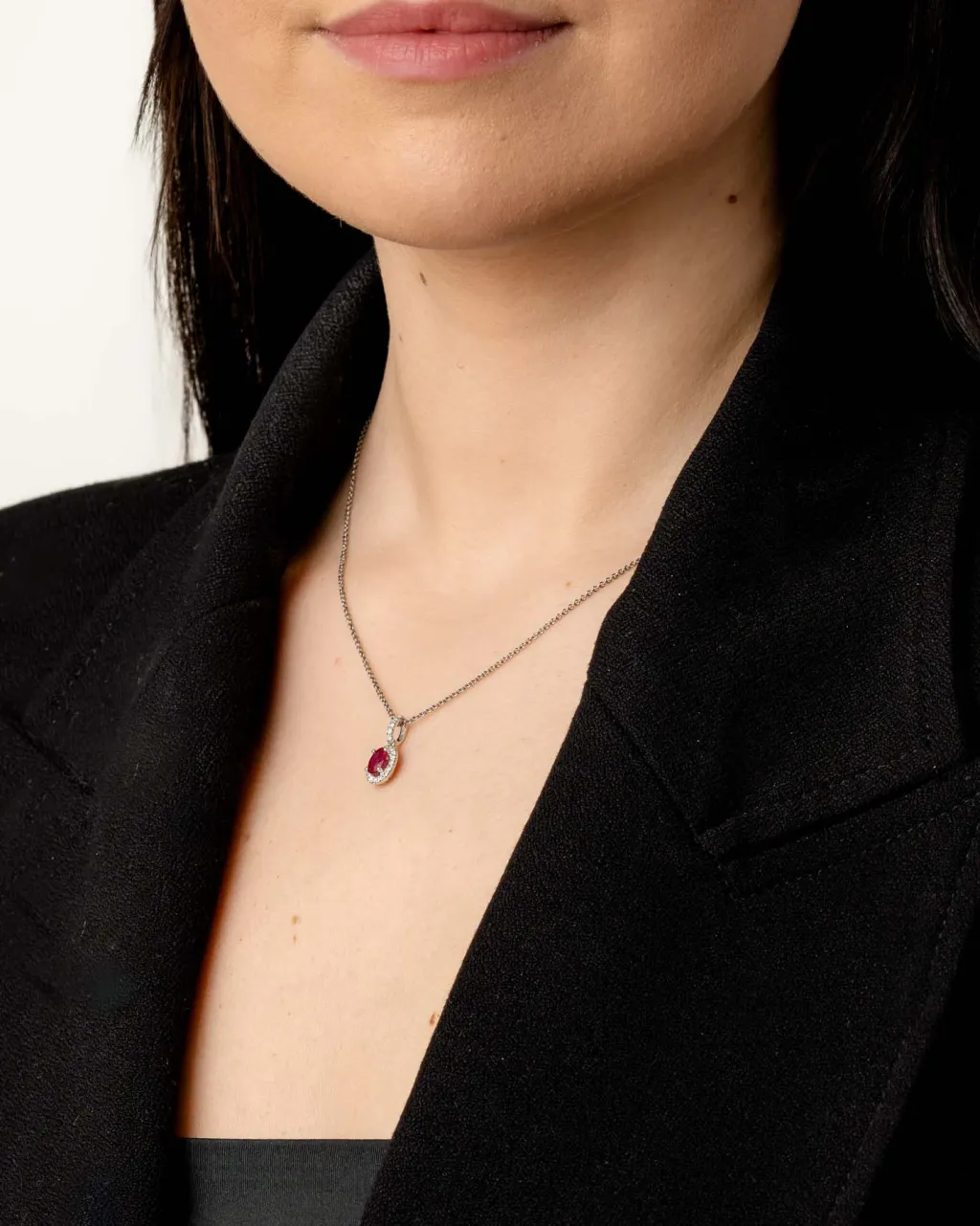 Fashion Rosettanheng med rubin og diamanter 0,15 ct Halssmykker