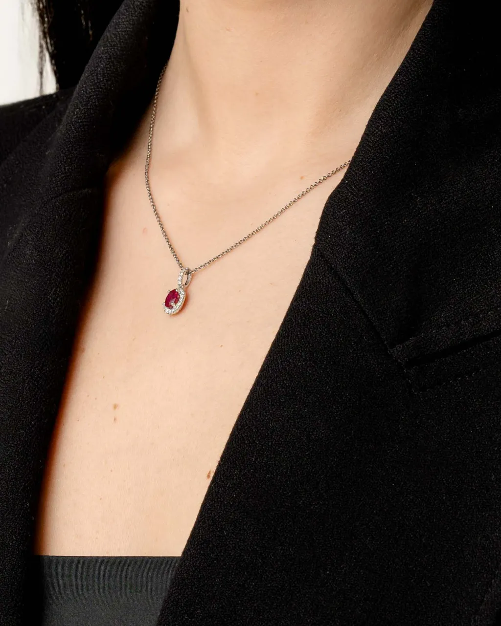Fashion Rosettanheng med rubin og diamanter 0,15 ct Halssmykker