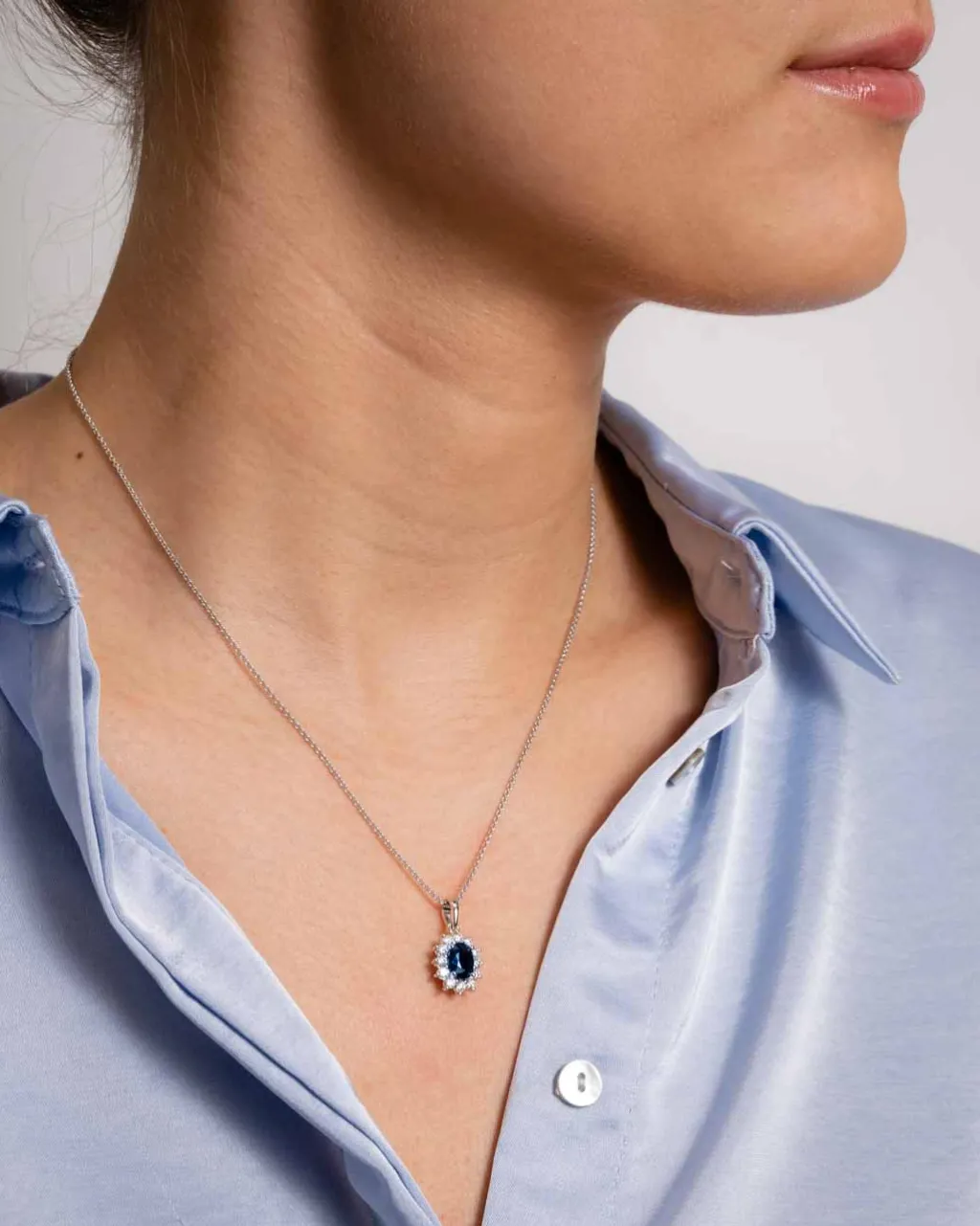Outlet Rosettanheng med safir og diamant 0,55 ct Halssmykker