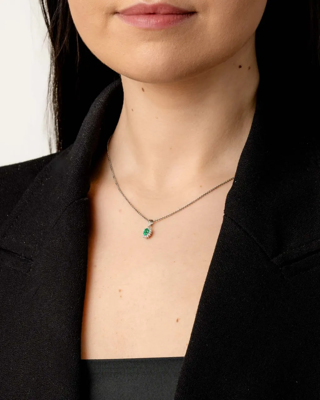 Sale Rosettanheng med smaragd og diamanter 0,10 ct Halssmykker